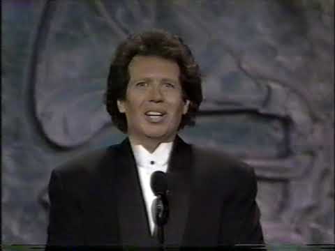 Garry Shandling hosts the Grammys