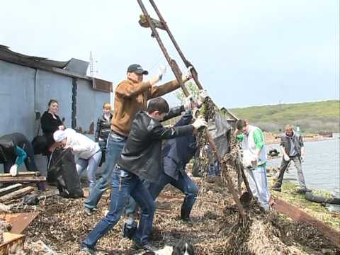 Игорь Пушкарёв и бойцы студотрядов очистили от мусора берег в районе посёлка Канал