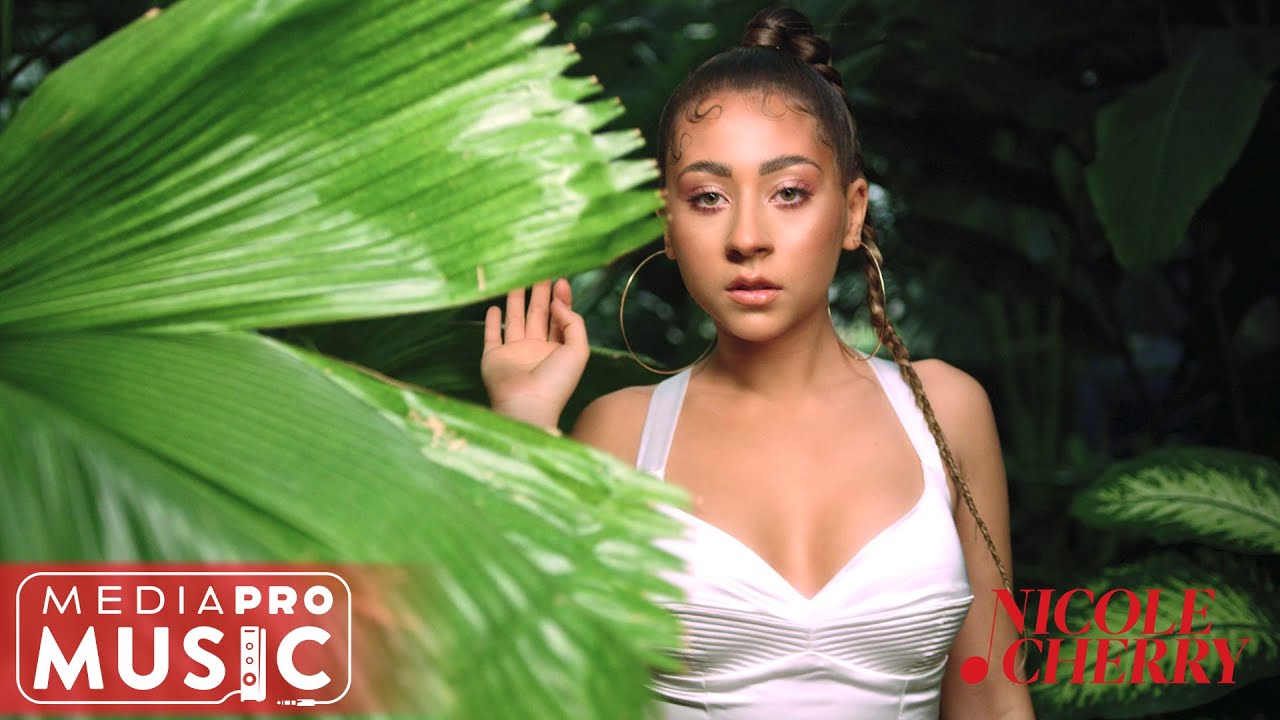 Nicole Cherry — Mujer Latina