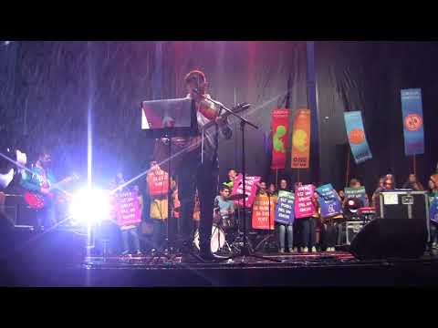 Videoclip de Vivre ou survivre (Live) — Les Enfoirés
