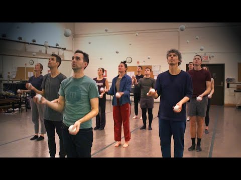 Jugglers Show Off Their Insane Synchronized Routines
