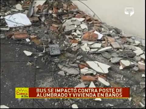 Bus se impactó contra poste de alumbrado y vivienda en Baños