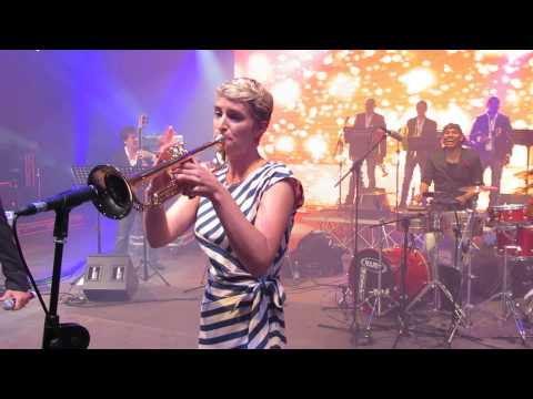Issac Delgado y la trompetista Maite Hontelé en Roma. Festival Soy Latino