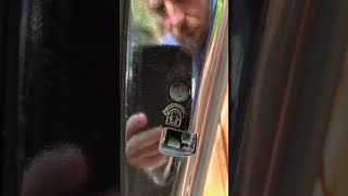 How to put the child locks on the Peugeot 208-e