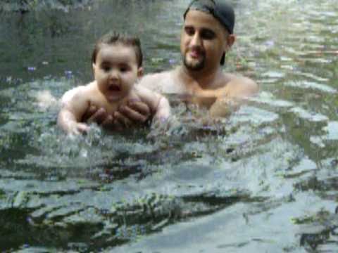 bebe nadando