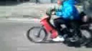 preview picture of video 'los pibes del barrio primavera jugando picadas en moto'