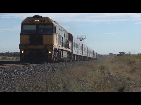 The chase : 2AM8 leading 8246 : Australian trains and railroads