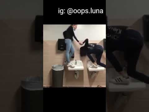 por eso las mujeres van juntas al baño