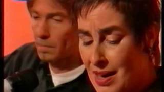 OTAN DHO TA DHIO SOU MATIA (Y . Papaïoannou)