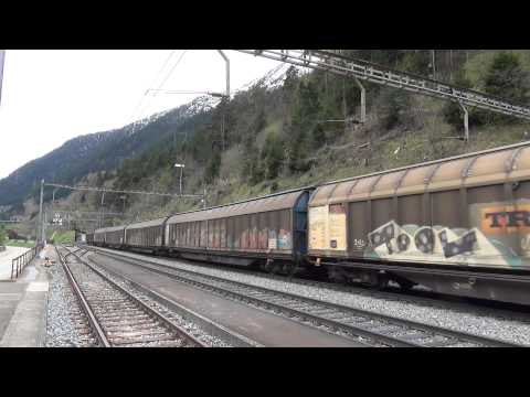 DOPPIA DI DB. 185 CON MERCIONE TRANSITA IN STAZIONE : WASSEN (CH) GOTTHARDBAHN.25 - 4 - 2015.