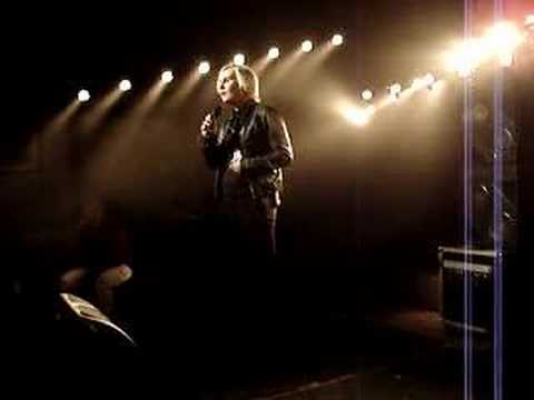 Singing in Bandinu hans Bubba.