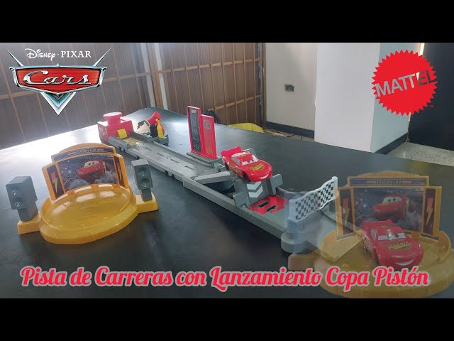 Vídeo relacionado con Mattel Disney y Pixar Cars Conjunto de Juego y Coches, Rayo Mcqueen burlón y Coche aplastado Conjunto de Juego de Pista de Carreras acrobáticas Copa Pistón, JHL42