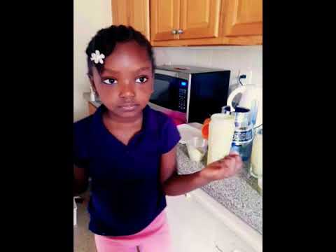 Salmah and Nadirah: LOL dolls Healthy Smoothie Time with 4year old