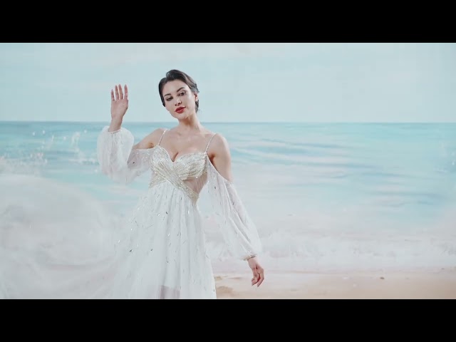 فستان تول بحمالات رفيعه و اكمام بف  شك من عند الصدر والخصر