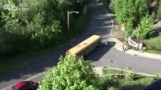 [問卦] 國外的School Bus 路權