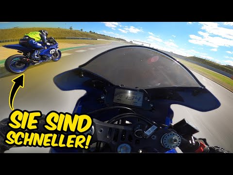 2 Rennfahrerinnen ziehen mich ab! | Yamaha R3 CUP
