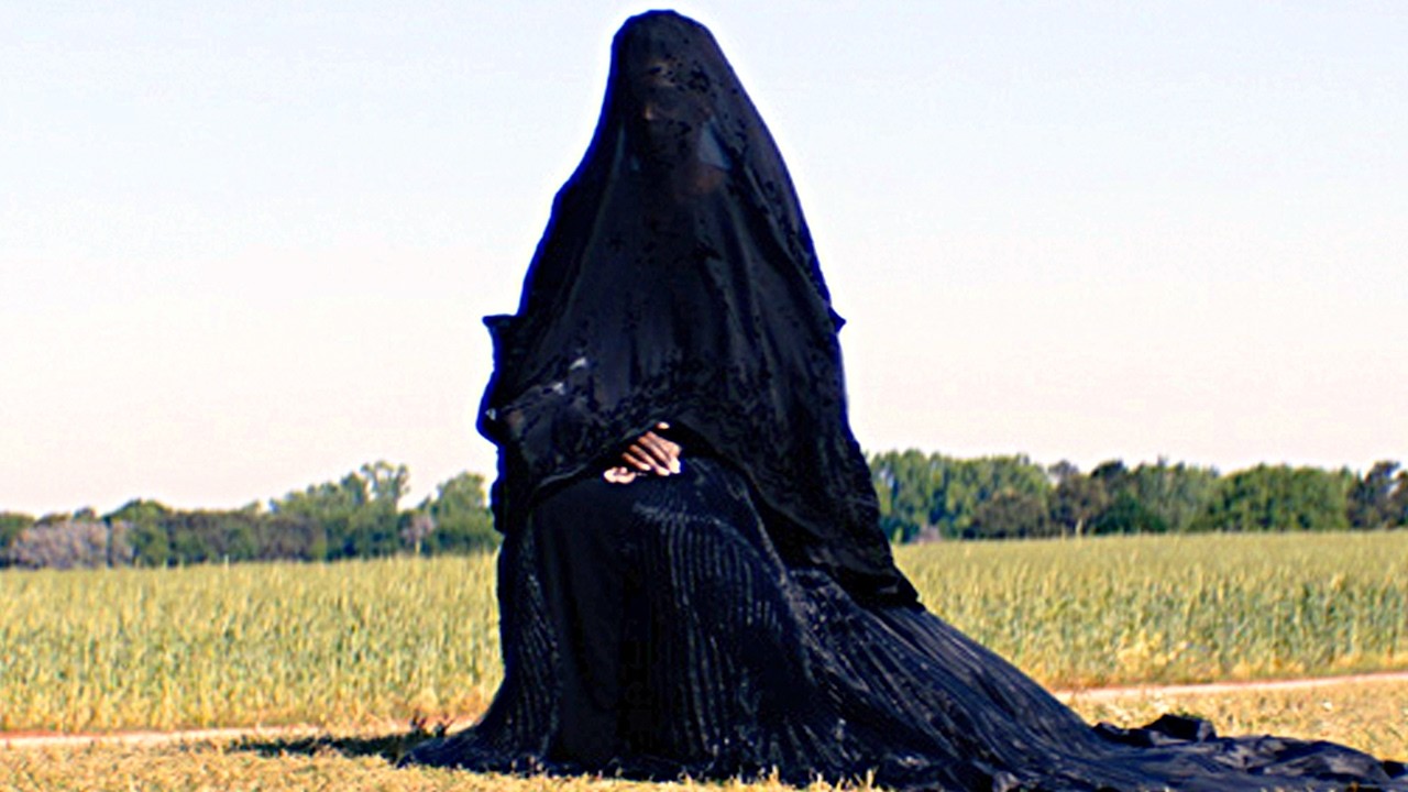 The Woman in the Yard - Видео