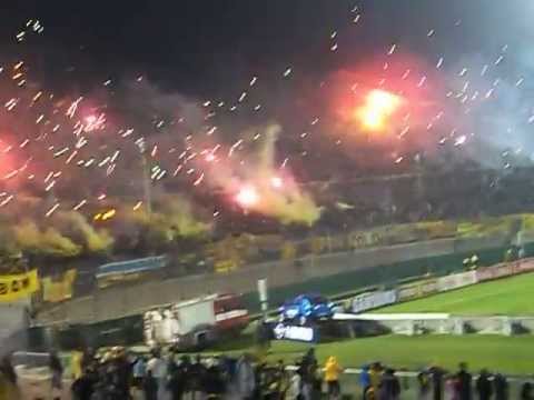 Salida del C. A. Peñarol en la final del Campeonato Uruguayo 2012/2013