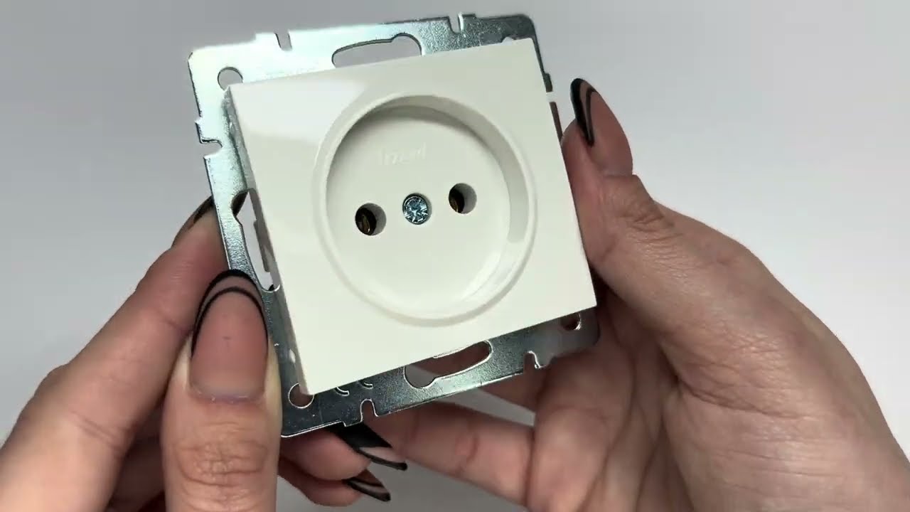 Розетка одинарная б/з LEZARD Rain белая 703-0288-121B