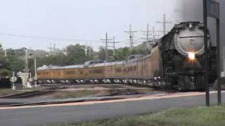 preview picture of video 'Union Pacific 3985, Wheaton Illinois, 2002'