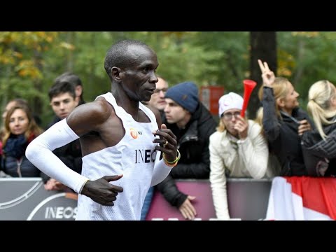 Eliud Kipchoge è nella storia: il keniano corre la distanza della maratona di Vienna sotto le 2 ore