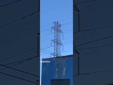 no rastro da notícia na cidade de Ibirataia na Bahia o homem sobe em uma torre de alta tensão