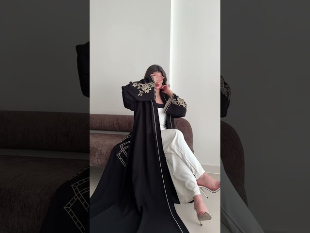 عباية قماش كريب ملكي مع تطريز الاكمام والضهر قصة كلوش