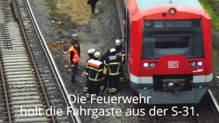 preview picture of video 'Hamburg-Wilhelmsburg: Mann vor S-Bahn gefallen (18.11.2013)'