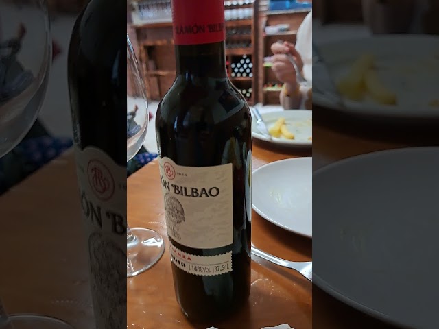Vídeo relacionado con Genérico Estuche Ramón Bilbao - Envío 24 h - Estuche de Vino Elegante para Regalo con Dos Botellas de Vino y Set de 4 Accesorios (Rioja, Ramon Bilbao Crianza) EST Cuero 2 RB CR