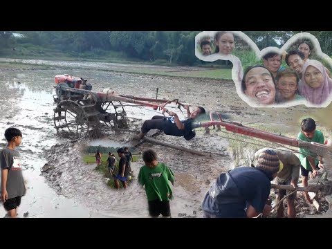 pedro-dunia-terbalik-bawa-traktor-di-sawah