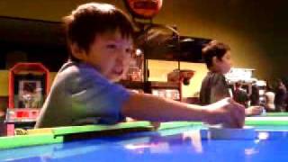 preview picture of video 'Very intense and mean air hockey player | Laguna Strike'