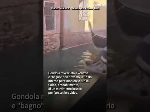 Gondola si ribalta a Venezia e i turisti finiscono in acqua #ansa #news