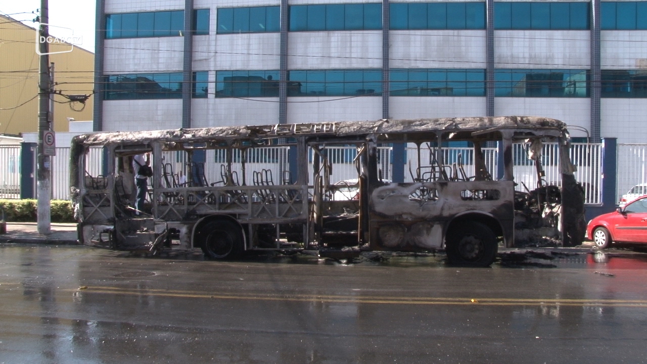 Manifestantes incendeiam dois ônibus municipais em Diadema;