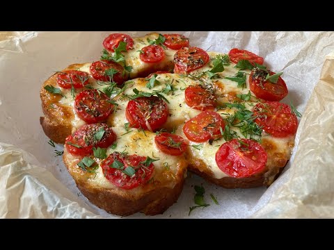 Mini Baguette Pizzas with Mozzarella and Cherry Tomatoes: Quick and Delicious Way to Enjoy Pizza!