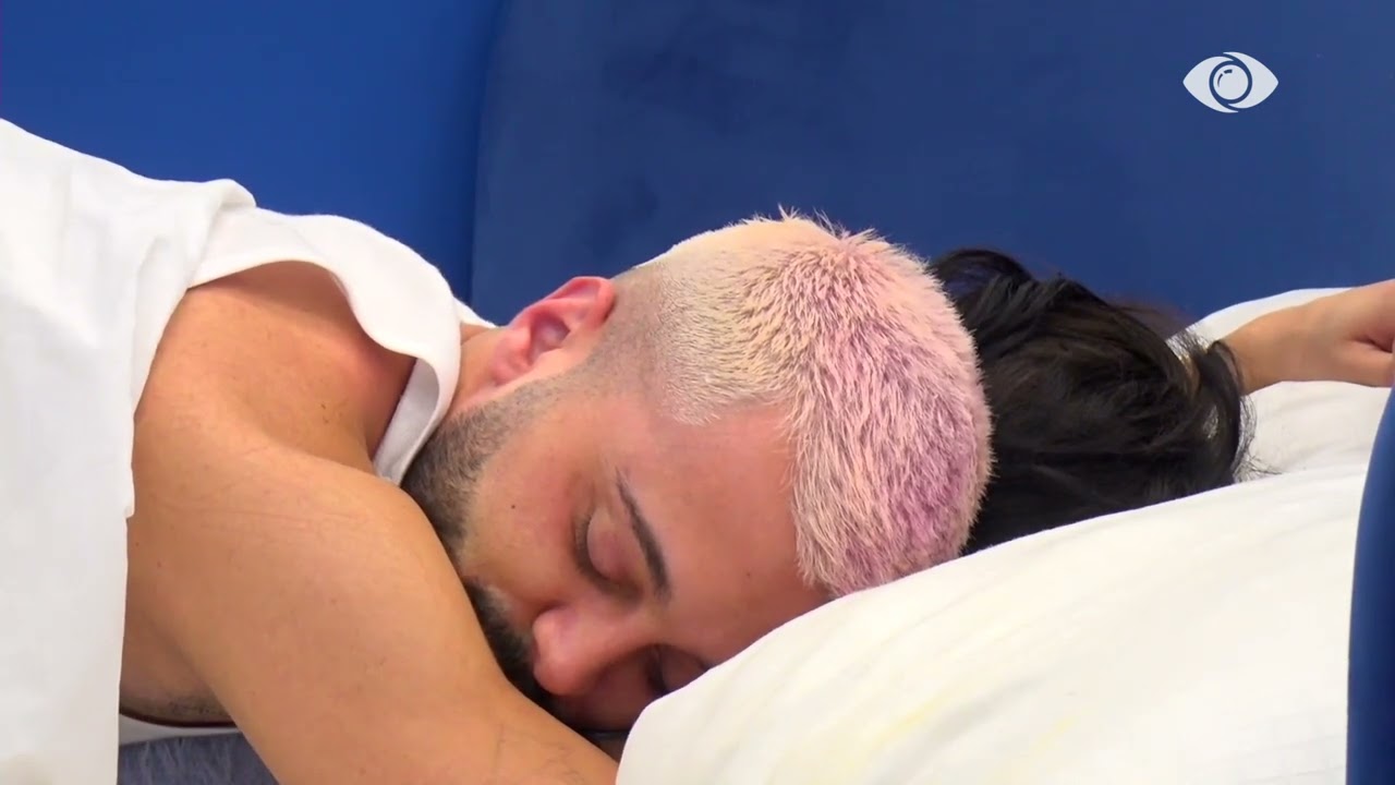 Përqafime mes Eglit dhe Gjestit teksa qëndrojnë të shtrirë në shtrat