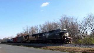preview picture of video 'NS C40-8 8308 w/ UP SD70M 4155 leads NS 33Q!!!! (11/13/2011)'