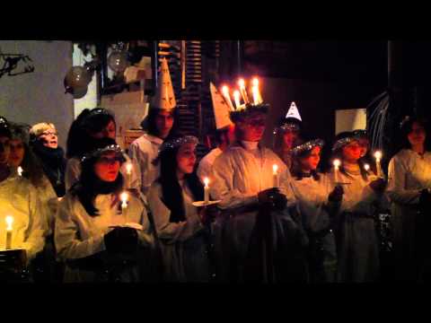 Il coro Apelgrå canta le canzoni di Santa Lucia.MOV