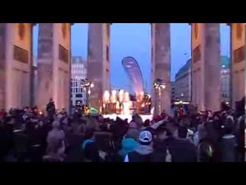 Tanzdemo am Brandenburger Tor Berlin / One Billion Rising for justice Dance