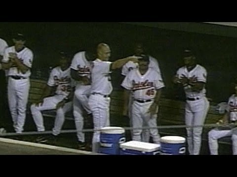 NYY@BAL: Ripken sitzt auf der Bank und beendet seine Serie nach 2.632 Spielen