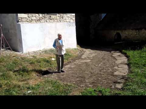 Historischer Weg in der Kirchenburg Deutsch-Kreuz ausgegraben