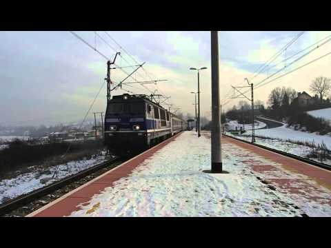 EP09-001 z IC 37102 Mehoffer przelatuje przez stację Goszcza