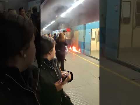 Fuego en vagon de metro de Santiago, estación San Joaquín.
