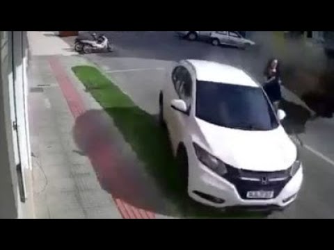 Crash-Auto fliegt haarscharf an Frau vorbei