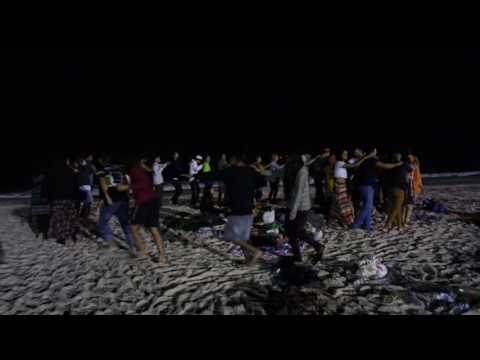 Cantoria do povo Huni Kuin(Kaxinawá) com Txaná Ixã e Kixtin no Leme em 26.07.16