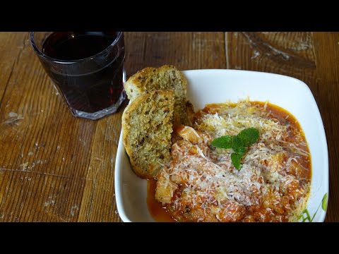 Trippa alla romana nella pentola di terracotta Ricetta della tradizione Crostoni di pane del birraio