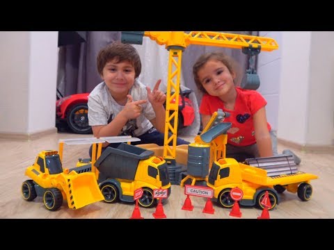 Funny Kids купили САМЫЙ БОЛЬШОЙ Конструктор! Unboxing and assembling the GIANT Construction for kids