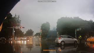 Re: [新聞] 台南三寶無視指揮硬要左轉　女警挨撞直