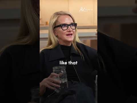 Deja de guardar ropa de tu vida pasada | Mel Robbins #Shorts