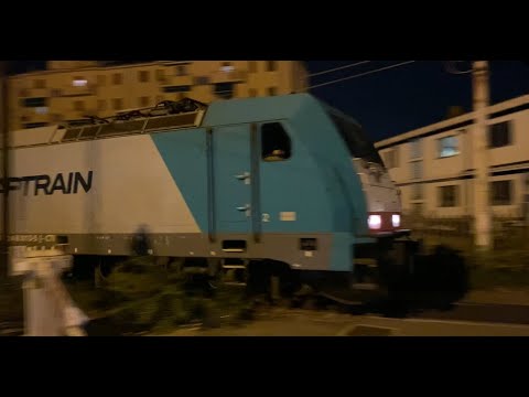 Cercano di scavalcare il passaggio a livello con la bici, ma arriva il treno merci (Novara)