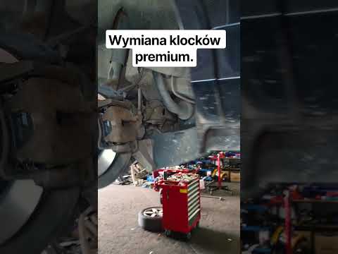 Wymiana klocków hamulcowych - usługa premium.